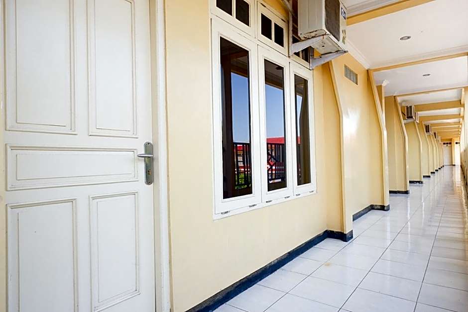 RedDoorz Plus near Stadion Wijaya Kusuma