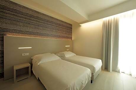 Double or Twin Room with Partial lake view