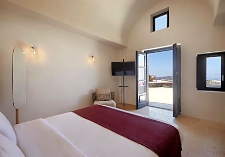 Cavalieros Honeymoon Villa with Private Heated Pool and Caldera View