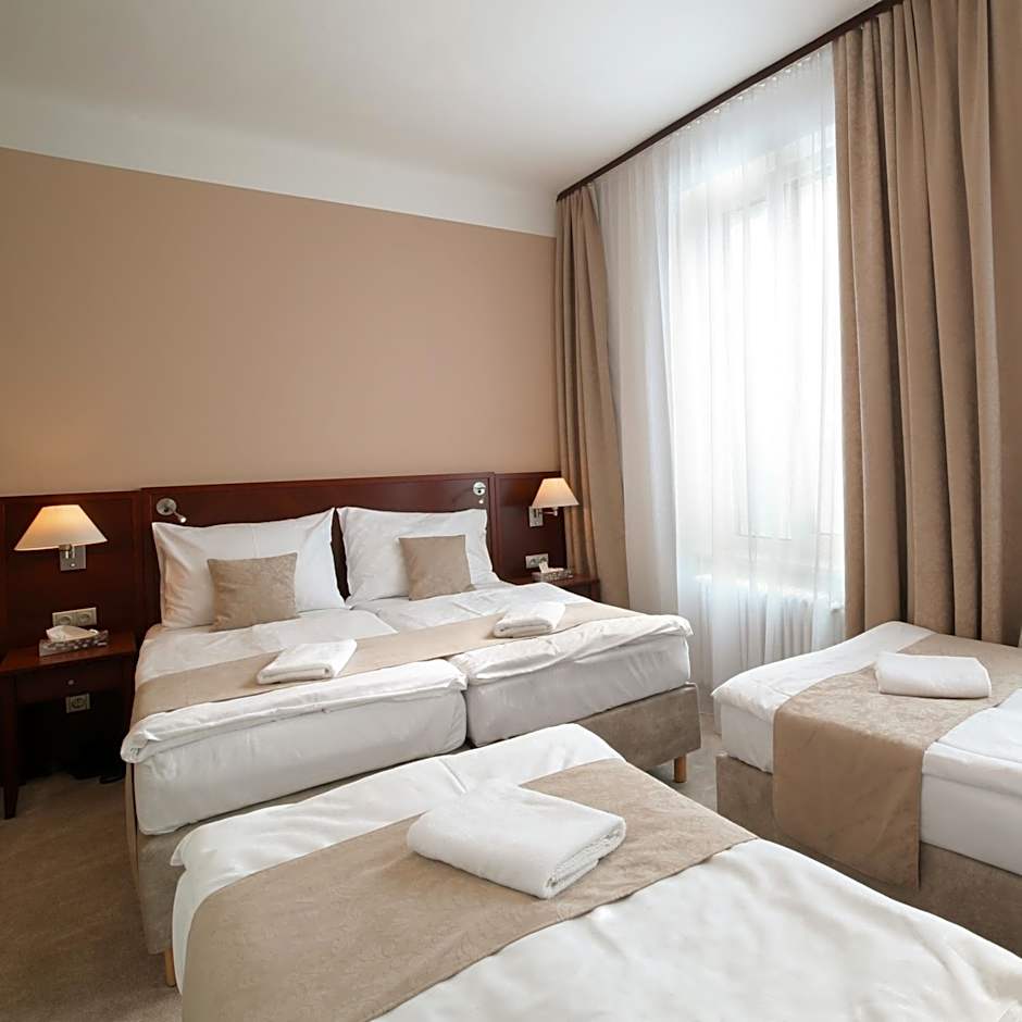 Photo 1 of 10 of Quadruple Room