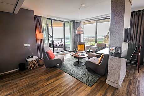 Deluxe Suite with Jacuzzi