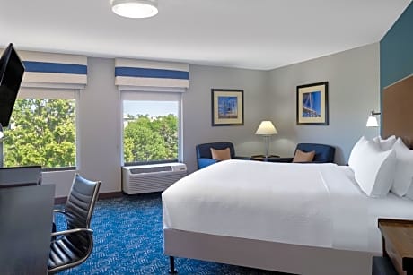 Suite, 1 King, City view, Corner room, Whirlpool