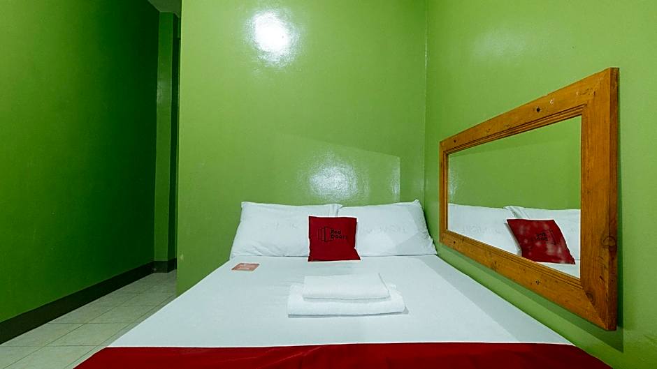 RedDoorz @ Joel's Apartelle