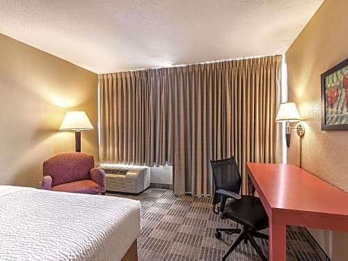 La Quinta Inn & Suites by Wyndham Fairfield, Nj