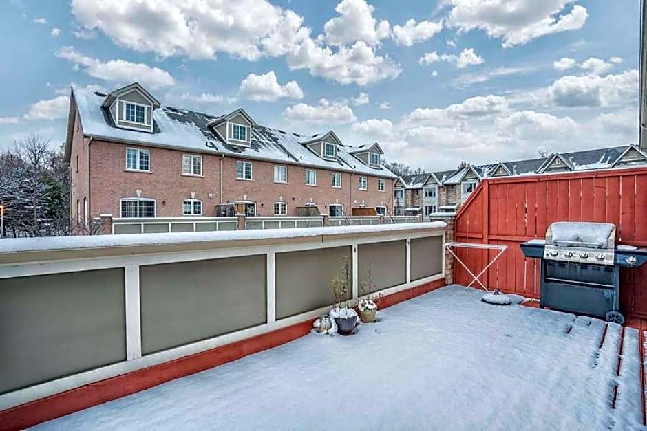 Stylish 4BR Home 20 Mins from YYZ