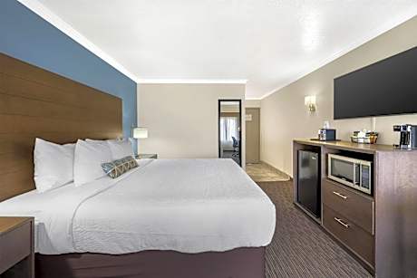 1 KING BED,NSMK,PILLOWTOP BED,MICRFG,WIFI,COFTEA,FULL BREAKFAST