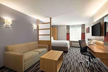 Queen Suite with Kitchenette - Non-Smoking