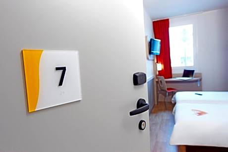 Triple Room with 1 Double Bed and 1 Single Bed