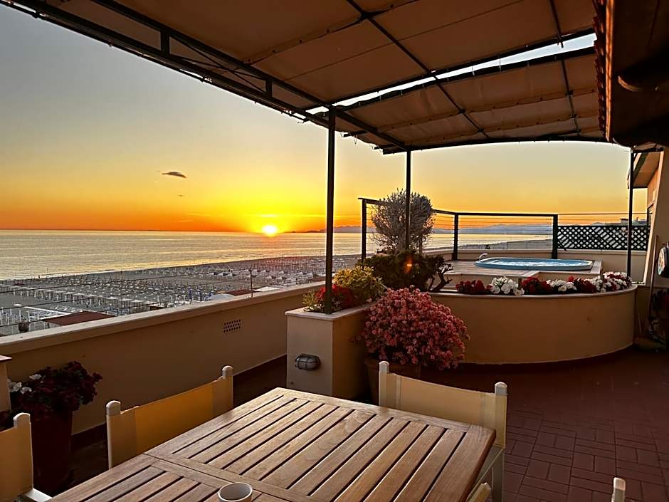 Piccadilly Penthouse with Jacuzzi