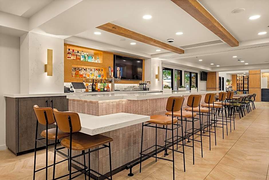 Oxford Suites Redding