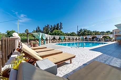 Sandy Beach Complex - Poolside Studios & Seaside Apartments