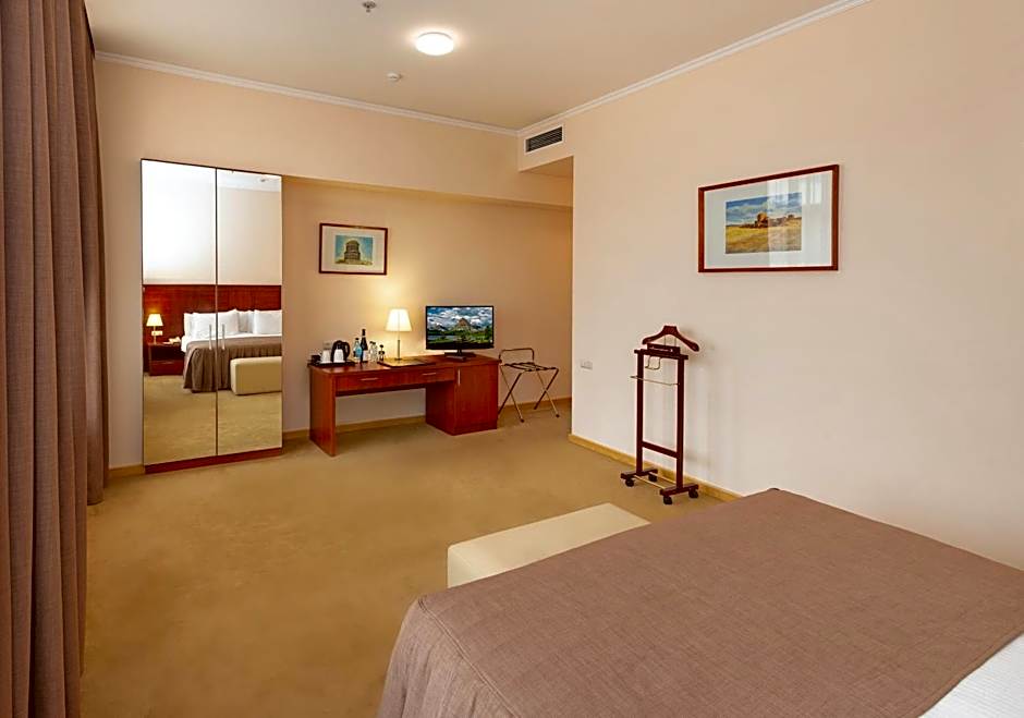 Ani Plaza Hotel