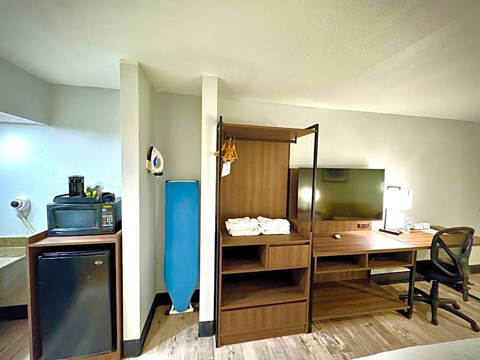 Super 8 by Wyndham Clovis