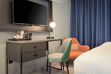 One-Bedroom King Suite with Sea View