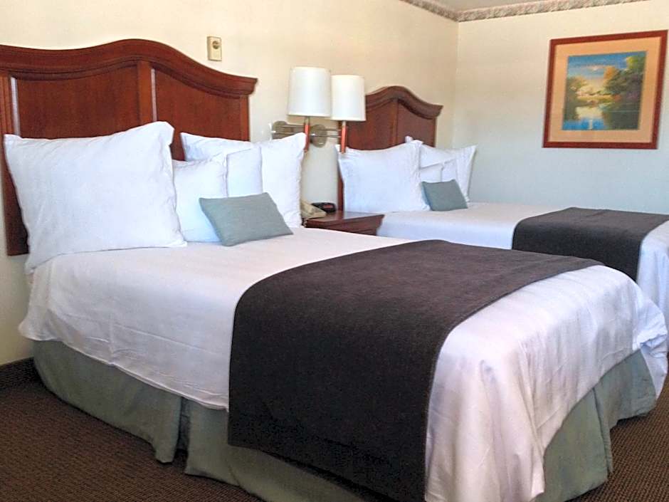 Holiday Hill Inn & Suites