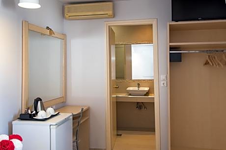 Basic Double Room (2 Double Beds)