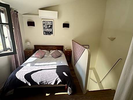 Deluxe Room (2 Adults + 1 Child)