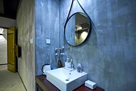 Emerald Pool King Size Room(206)