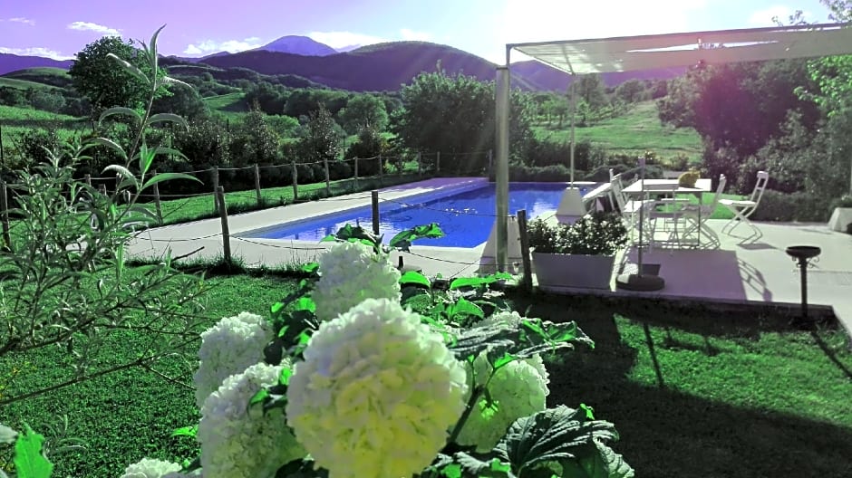 Hillside Villa with Swimming Pool and Jacuzzi - Frasassi Caves