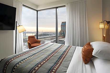 Corner Queen Room with River View