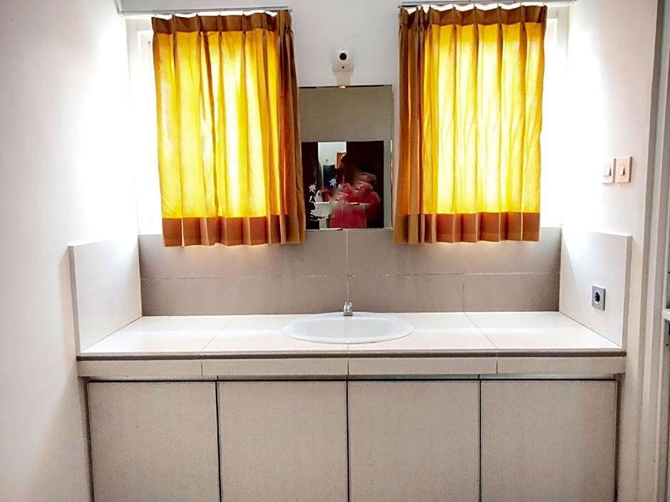 RedDoorz near Exit Tol Krapyak Semarang 3