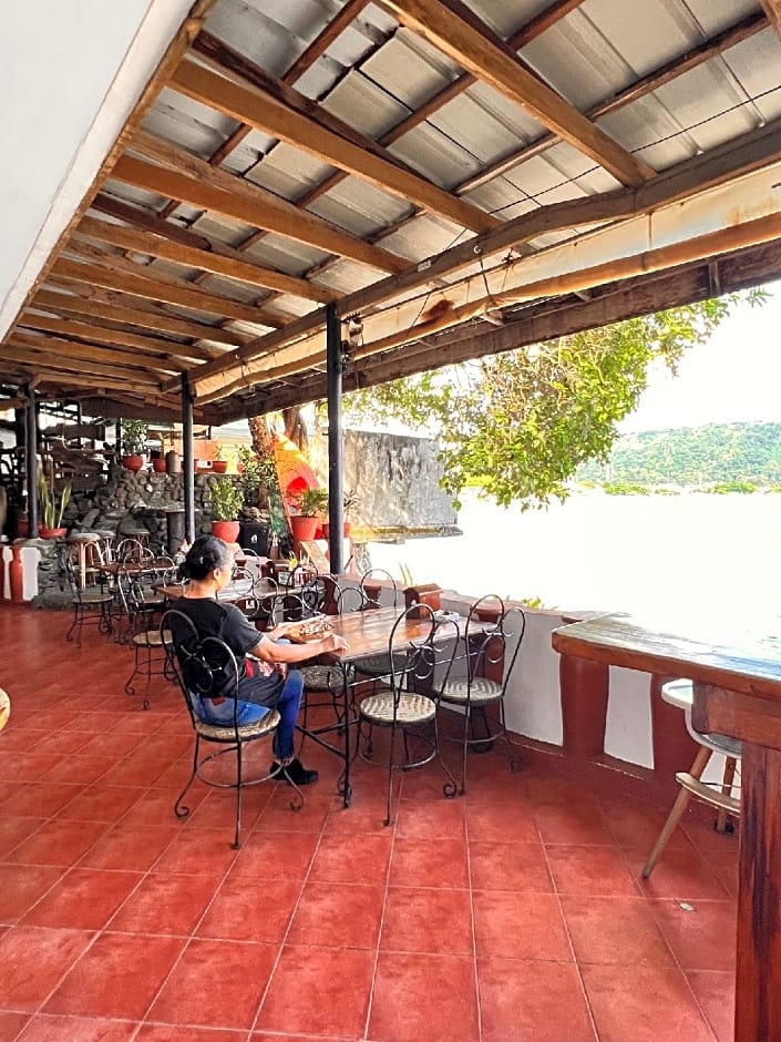 Harleys Pub And Hotel