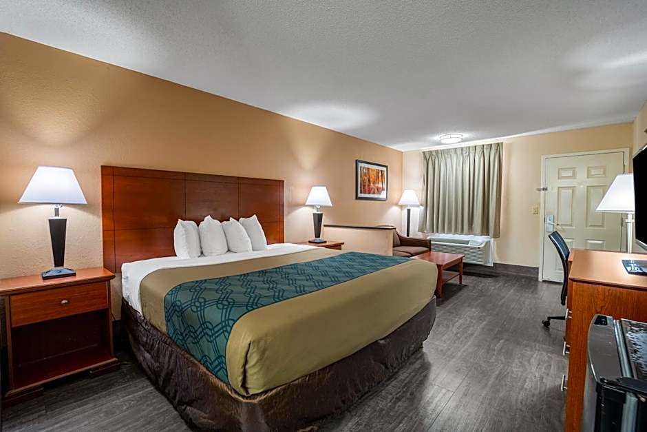 Econo Lodge Inn & Suites