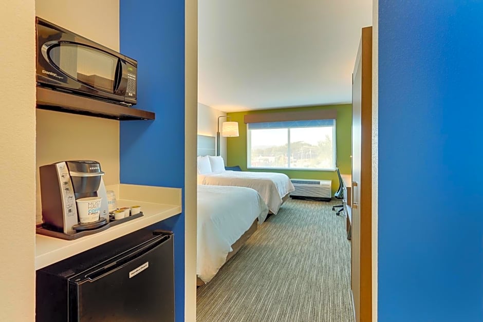 Holiday Inn Express & Suites Roanoke - Civic Center