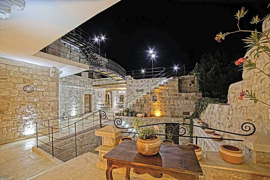 Risus Cave Suites