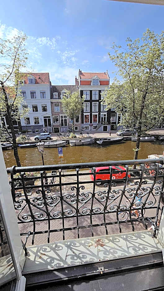 JoyJoyJoy the Black Beauty ecolicious studio in a canal house with French balcony with view on the canals