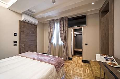 Double Room (Small) (1 Queen Bed)