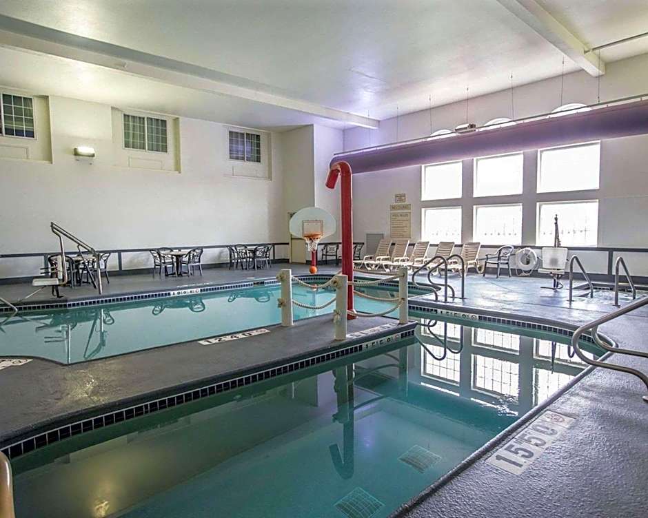 Quality Inn & Suites Dixon Near I-88