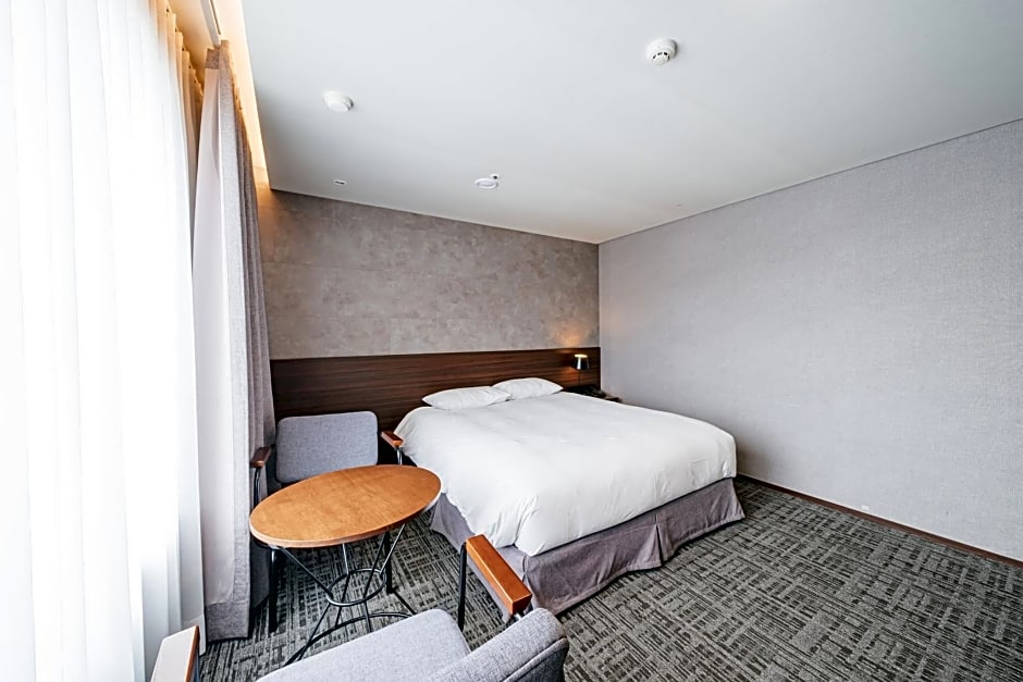 Hotel With City