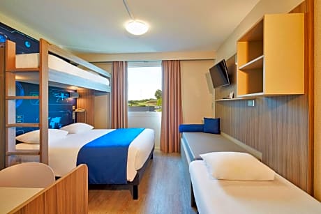 Quintuple Room