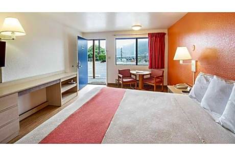 Deluxe King Room - Non-Smoking