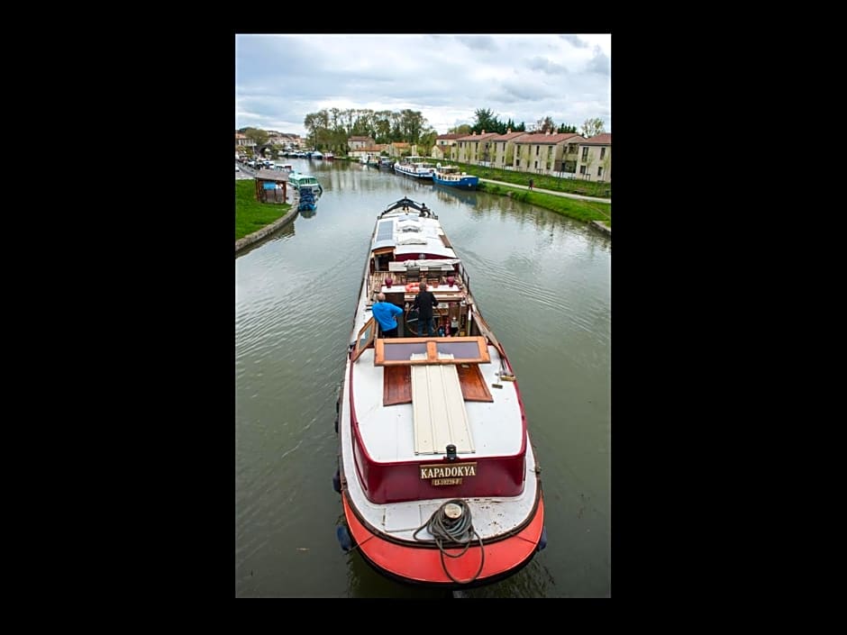 Péniche Kapadokya Gîte insolite sur le canal du Midi