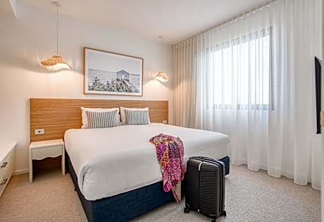 One-Bedroom Apartment with Park View