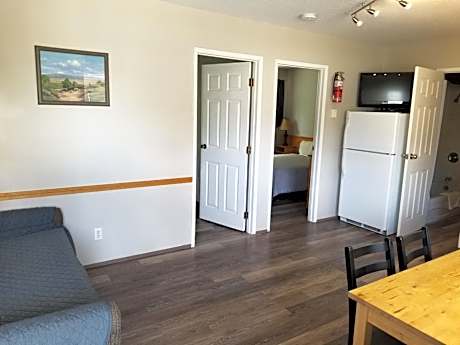 2 Queen 2 Bedroom Suite with Kitchen