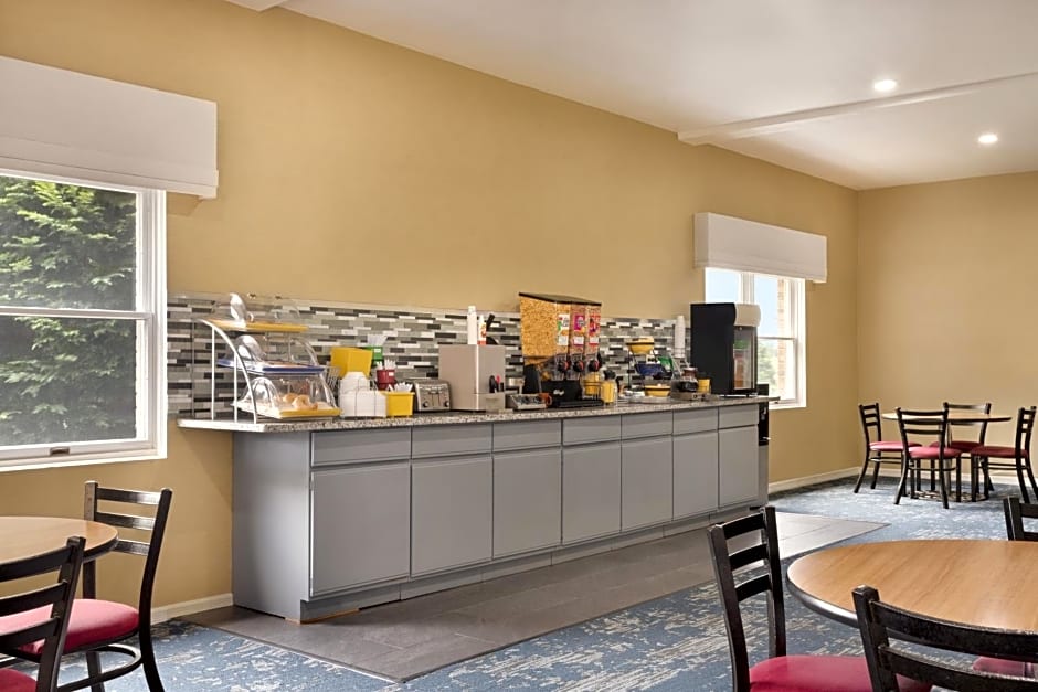 Days Inn and Suites by Wyndham Sikeston