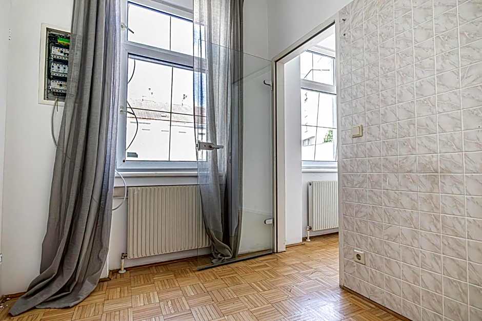 Near Schönbrunn - Economy Rooms in Shared Apartment at Meidling Train Station