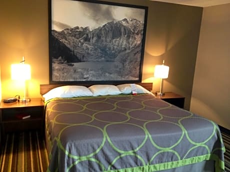 1 King Bed, Deluxe Mobility Accessible Room, Jetted Tub, Non-Smoking