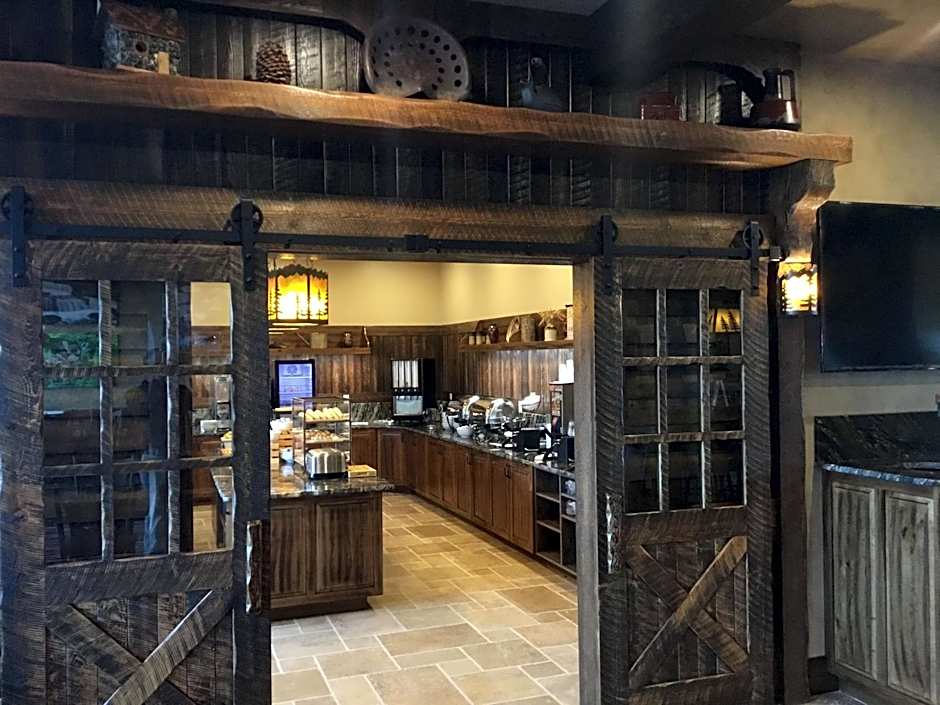 Glacier International Lodge