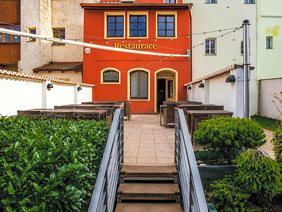 Hotel 100