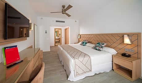 DOUBLE WITH PARTIAL SEA VIEW