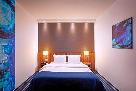 Queen Room with Sofa Bed and View