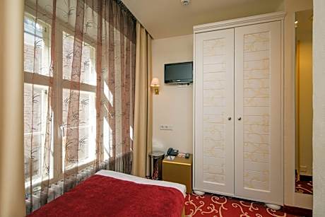 Small Single Room with Free Parking