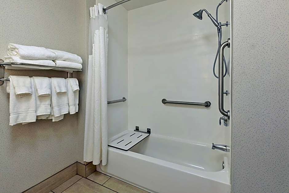 Holiday Inn Express Hotel & Suites Cleveland-Richfield By IHG