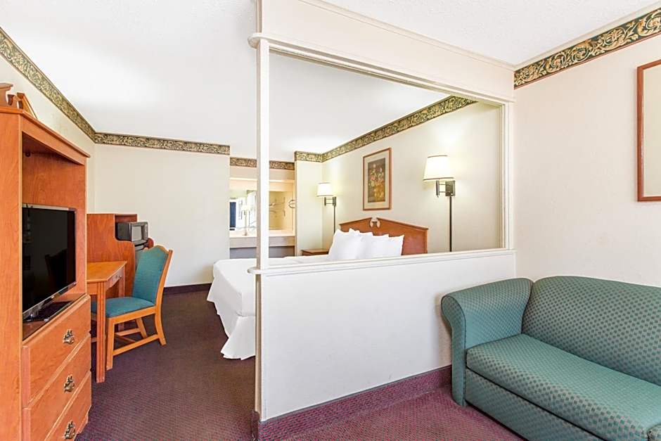 Days Inn & Suites by Wyndham Marshall