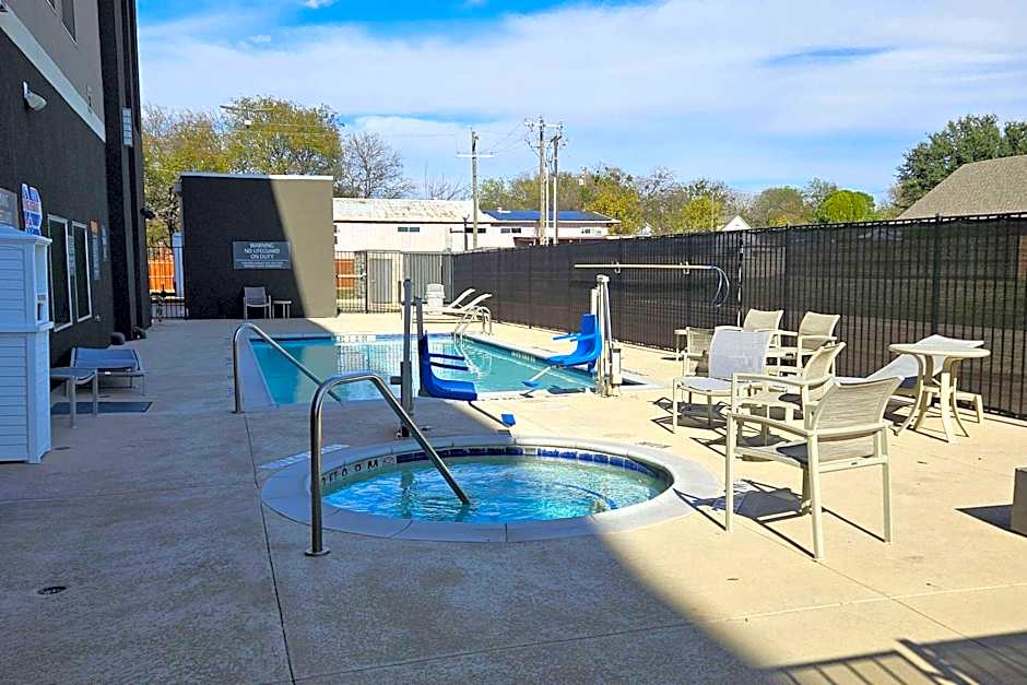 La Quinta Inn & Suites by Wyndham-Red Oak TX IH-35E