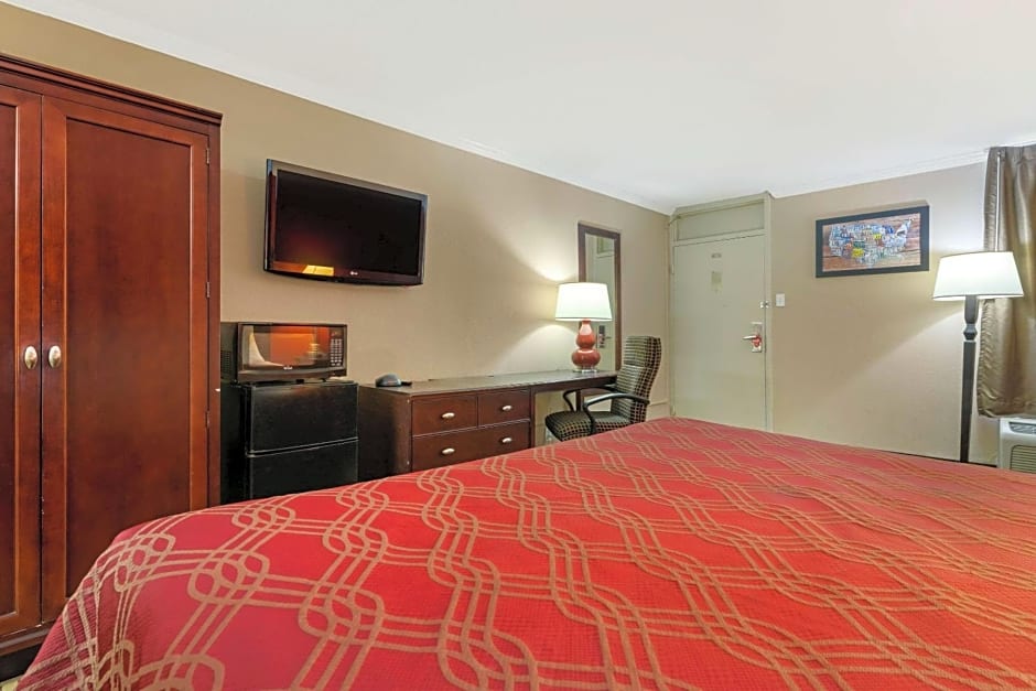 Econo Lodge Near Fort Stewart, Bar, Restaurant, Laundry Facility